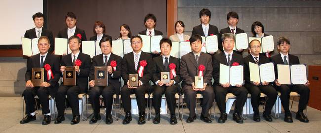 2014年度学会各賞受賞者（敬称略） 後列向かって左から，神谷，野口，白木川，張，景山，木田，岡橋，亀井，高原 前列向かって左から，原島，加藤，川面，蓮沼，田代，Jeong，清水，鈴木，二又