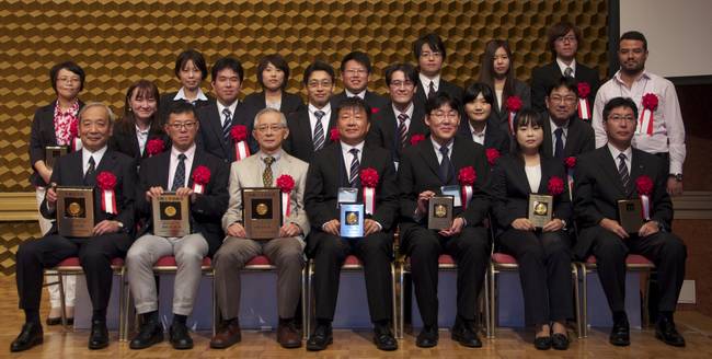 2015年度学会各賞受賞者（敬称略） 後列向かって左から、Zhao、Ye、一瀬、善藤、榎本、佐藤、磯﨑、鬼塚、徳山、三村、緋田、加藤、須志田、Köroğlu 前列向かって左から、飯島、福﨑、西尾、髙下、吹谷、金、高橋