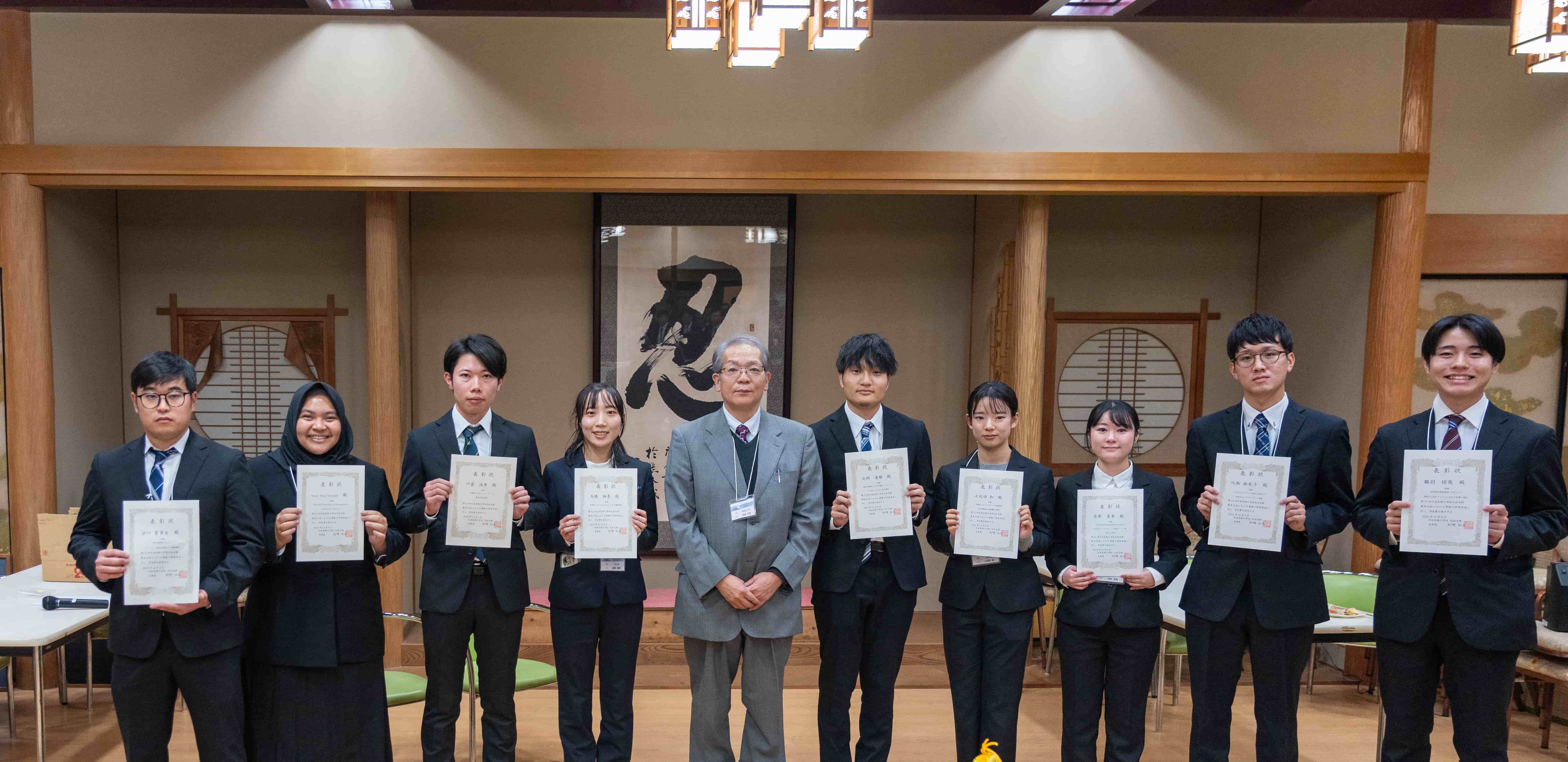 九州支部長松﨑弘美先生と学生優秀発表賞受賞者のみなさん